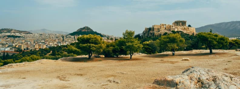 Vue depuis la colline de la Pnyx Athenes avec l'Acropole et le Parthenon au loin