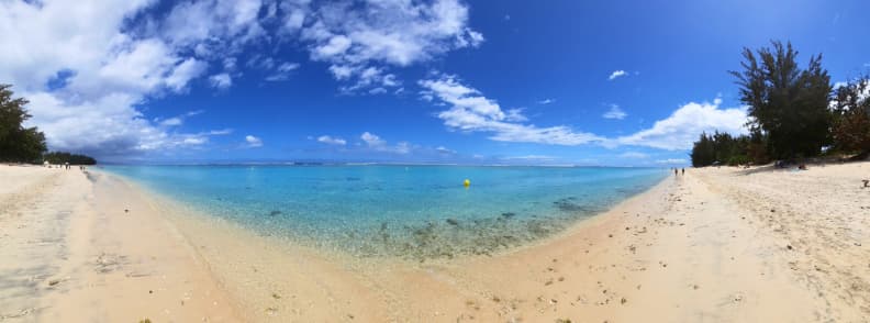 Lagon de l’Hermitage sur la côte ouest de La Réunion avec eau turquoise peu profonde et plage de sable clair.