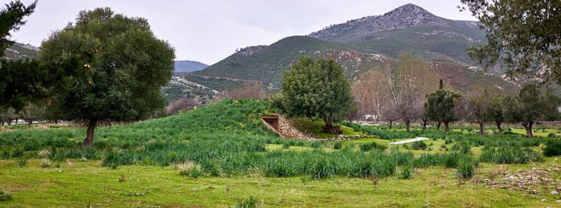 Tumulus de Marathon site archeologique Grece pres Athenes entoure de vegetation et collines