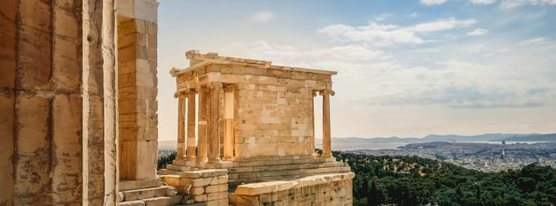 Temple d Athena Nike sur l Acropole Athenes dominant la ville sous ciel clair