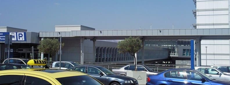 aeroport athenes metro ligne 3 transport centre ville correspondence Station métro aéroport Athènes accessible depuis le terminal avec taxis au premier plan et passerelle piétonne vers la ligne 3 direction centre-ville.