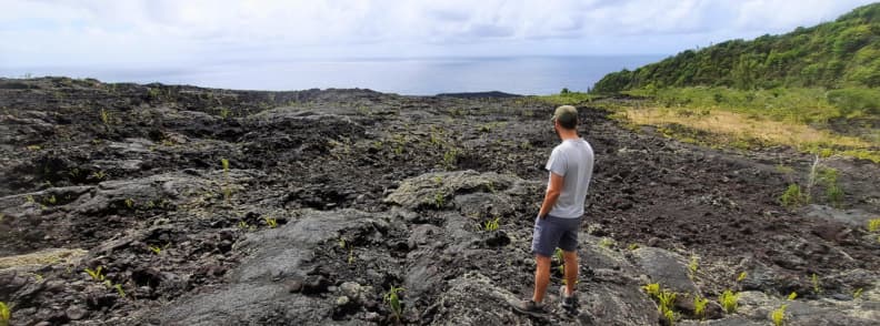 Mathieu Letailleur observant les champs de lave à Saint-Philippe sur la côte sud est de La Réunion