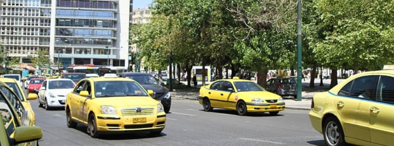 taxi aeroport athenes centre ville tarif Taxis jaunes circulant dans le centre d’Athènes après un transfert depuis l’aéroport international d’Athènes vers la place Syntagma.