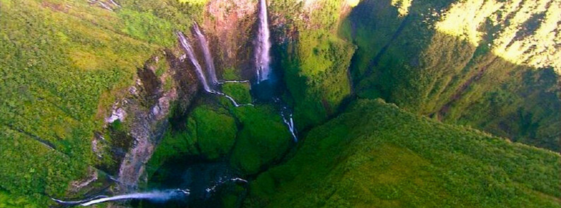 Trou de Fer à La Réunion avec cascades plongeant dans un canyon verdoyant sur la côte est