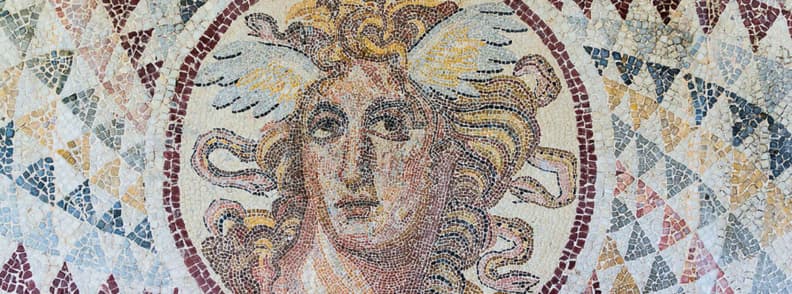 mosaique meduse art grec antique musee archeologie athenes Mosaïque antique représentant la tête de Méduse exposée dans un musée d’archéologie à Athènes.