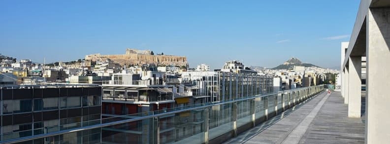 musees athenes vue acropole musee art contemporain athenes grece Vue sur Athènes et l’Acropole depuis la terrasse du musée national d’art contemporain, l’un des musées d’Athènes offrant un panorama spectaculaire sur la ville.