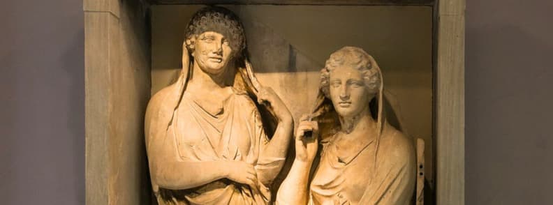 stele funeraire grecque antique kerameikos musee archeologique athenes Stèle funéraire grecque antique exposée au musée archéologique du Kerameikos à Athènes, représentant deux figures sculptées de la Grèce classique.