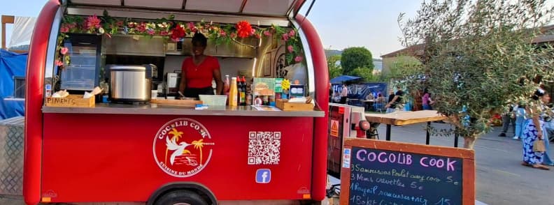 foire de brignoles cocolib cook cuisine reunion street food food truck gastronomie Food truck proposant cuisine réunionnaise à la Foire de Brignoles, avec plats créoles servis dans un espace extérieur animé.