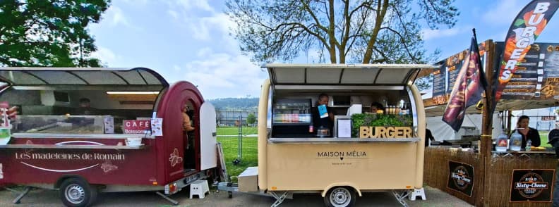 foire de brignoles food trucks restauration street food village esplanade gourmande Food trucks proposant burgers et spécialités sucrées à la Foire de Brignoles, dans un espace extérieur dédié à la restauration.