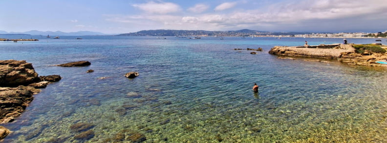 Eaux cristallines du site Natura 2000 du Cap d’Antibes avec fonds rocheux, zones peu profondes et littoral méditerranéen protégé près de Posidonia Antibes.