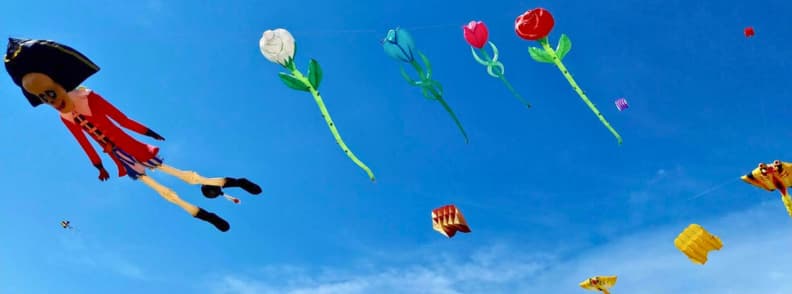 Cerfs-volants géants et colorés dans le ciel de Fréjus pendant le Festival International de l’Air en automne sur la Côte d’Azur.