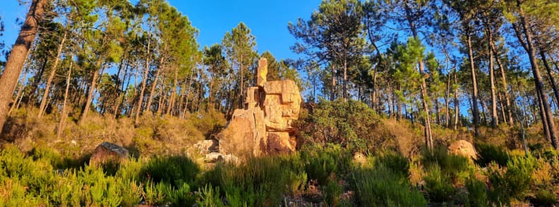 Randonnée dans les Gorges du Blavet en novembre, entre pins, végétation méditerranéenne et formations rocheuses rouges près de Fréjus.