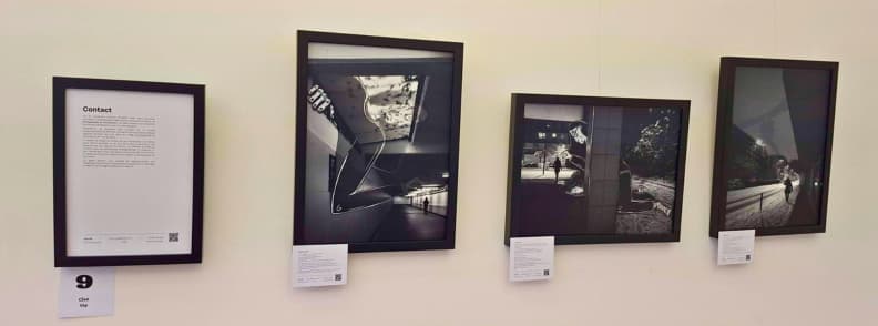Trois photographies en noir et blanc de la série Contact de Cloé Vié, exposées à la Villa Aurélienne à Fréjus, avec des personnages illustrés intégrés à des scènes urbaines.