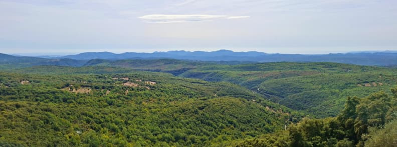 Panorama depuis Mons dans le Var sur les collines boisées du Pays de Fayence, avec les reliefs de l’Estérel à l’horizon.