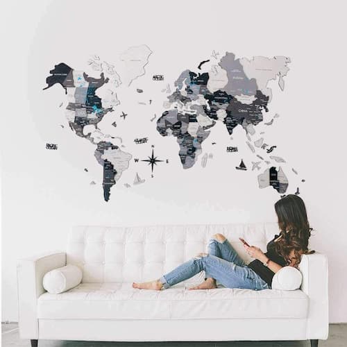 Harta lumii din lemn colorat gri