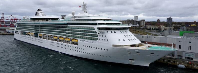 Croaziere de toamna oferte si calendar croaziere repozitionare Navă de croazieră ancorată într-un port înainte de plecare într-o croazieră de toamnă, parte din sezonul de repoziționare spre destinații calde