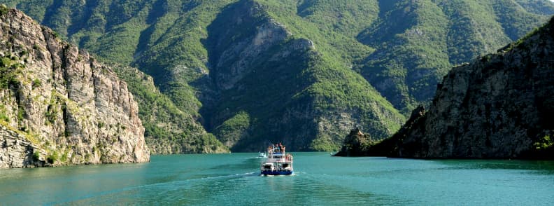 lacul koman cu feribotul