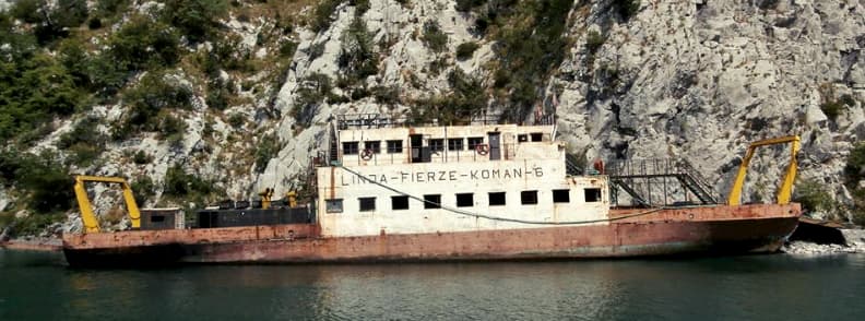 lacul koman feribot vechi albania