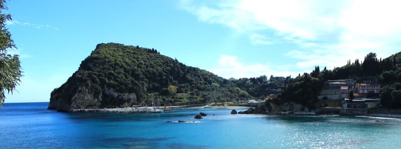 paleokastritsa corfu in concediu pe velier in marea ionica