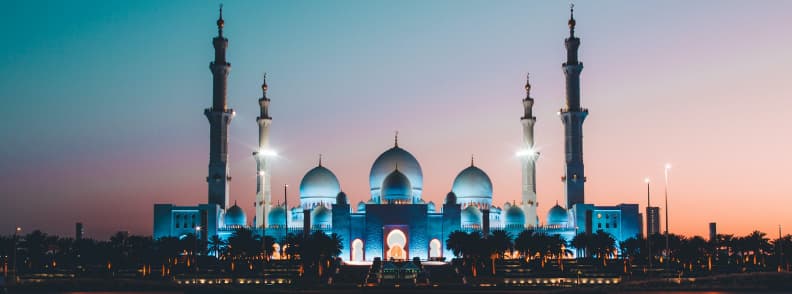 marea moschee abu dhabi bilete gratis fotografii obiective turistice Marea Moschee Sheikh Zayed din Abu Dhabi luminata seara cu minarete si domuri impunatoare pe fundal de apus