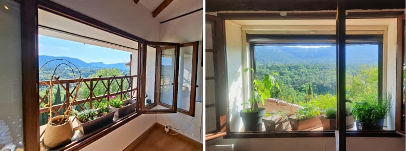 Două ferestre deschise ale unei case din Bagnols-en-Forêt, cu ghivece de plante pe pervaz și vedere panoramică spre pădurile și dealurile din Pays de Fayence, Var.