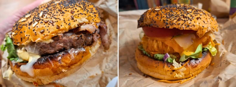 Doi burgeri de la La Cave aux Burgers din Bagnols-en-Forêt, cu chifle aurii presărate cu semințe, carne de vită, pui pane, brânză, salată verde și sosuri.