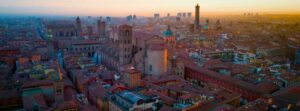Vedere panoramică a orașului Bologna la apus, ilustrând Bologna mai puțin cunoscută cu obiective turistice ascunse, turnuri medievale și comori istorice în centrul orașului.