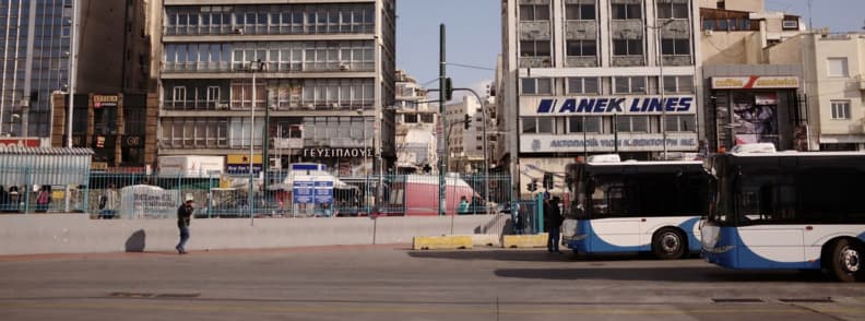 Atena bus autobus X80 Atenas transport Pireu Atena centru Autobuze in orasul Pireu langa terminalul portului Pireu Grecia cu legaturi spre Atena
