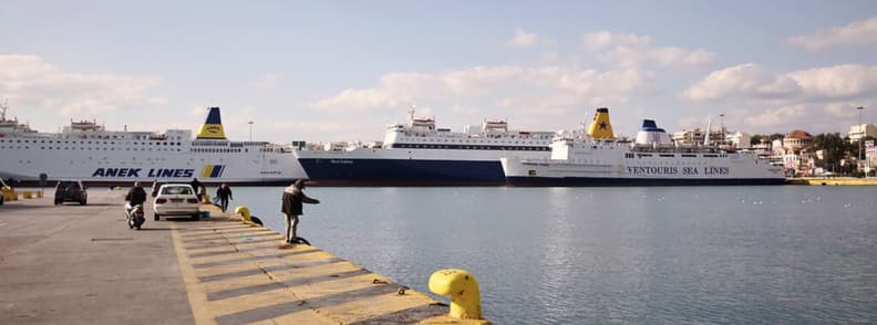 Portul Pireu Grecia metrou Atena harta croaziere plecare Atena si transport Atena Pireu Feriboturi mari ancorate in portul Pireu Grecia punct de plecare pentru croaziere si feriboturi spre insule