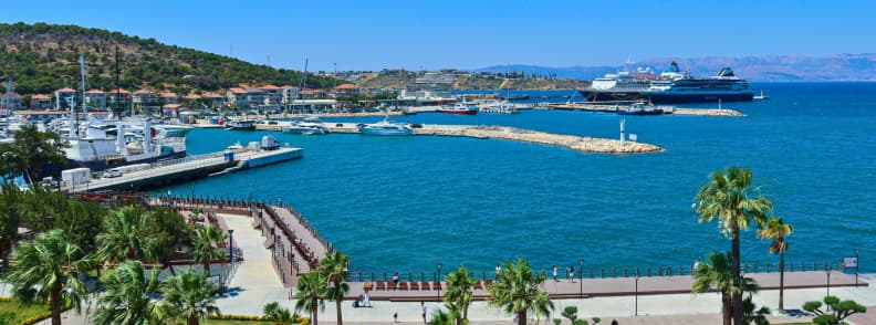 Porturi in Grecia Lavrio Rafina Pireu transport Atena centru si aeroport Vedere panoramica asupra unui port din Grecia cu feriboturi si zona de promenada cu palmieri