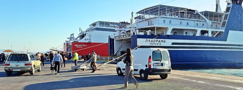 Rafina Grecia feribot transport Rafina Atena centru si aeroport Pasageri urcand pe feribot in portul Rafina Grecia punct de plecare spre insulele Ciclade