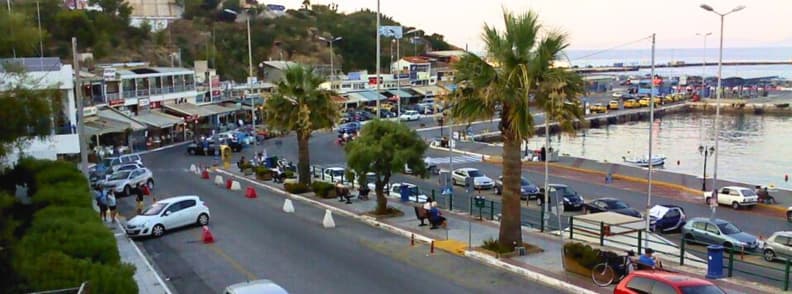 Rafina Grecia port taxi transport Rafina Atena centru si aeroport Taxiuri si restaurante pe faleza din portul Rafina Grecia punct de plecare spre Atena