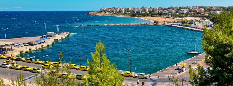 Rafina Grecia port transport Rafina Atena centru si aeroport Vedere spre portul Rafina Grecia cu taxiuri galbene si plaja in apropiere