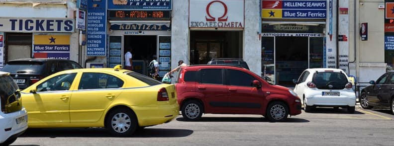 Taxi portul Pireu Atena transport aeroport Atena port Pireu si centru Taxi galben in fata agentiilor de feribot din portul Pireu Grecia punct de plecare spre Atena