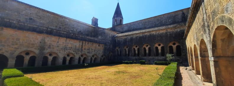 Claustrul abatiei Thoronet manastire cisterciana din Provence Verte cu arhitectura romanica in sudul Frantei