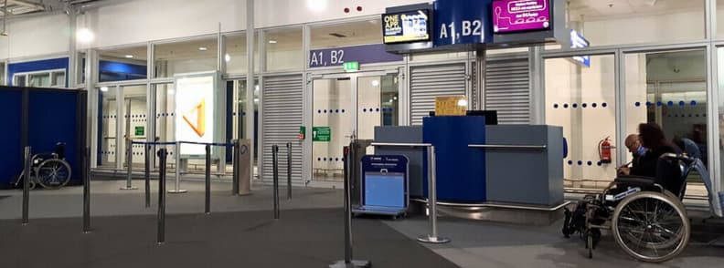 Zona imbarcare aeroport Atena cu scaune cu rotile disponibile pentru pasageri cu mobilitate redusa