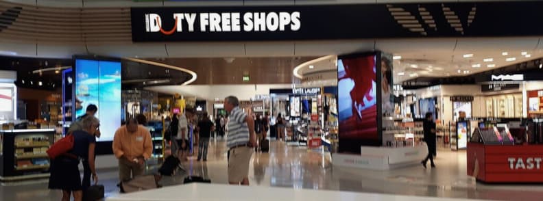 Duty free shop aeroport Atena pasageri fac cumparaturi in zona plecari