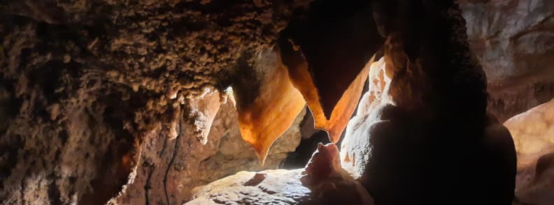 Pestera Saint Cezaire istorie formatiuni calcar Provence Detaliu cu formațiuni calcaroase luminate în peștera Saint Cézaire, Provence.