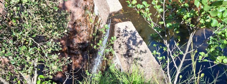 cascada mica ravin du gratadis esterel saint raphael drumetie Cădere mică de apă într-un colț stâncos al Ravin du Gratadis, înconjurată de vegetație verde din masivul Estérel lângă Saint-Raphaël.