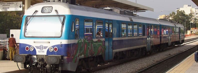 Cum ajungi la Atena cu trenul. Tren al companiei elene OSE în gara centrală din Atena pregătit pentru plecare spre alte destinații feroviare din Grecia