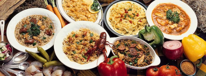 Preparate de mâncare creolă din insula Reunion, cu cari, rougail, legume, sosuri și garnituri tradiționale servite pe masă