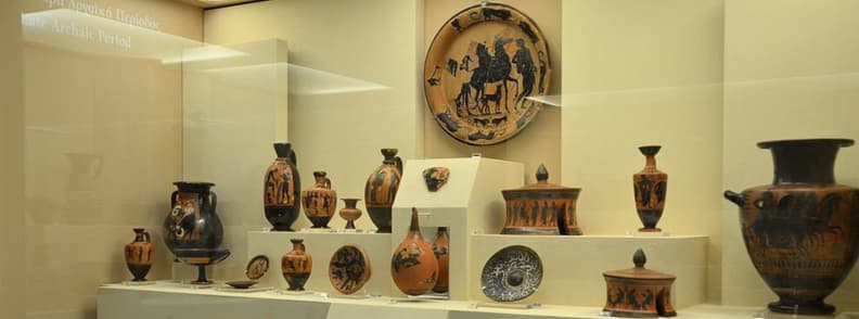 Muzee din Atena ceramica greaca antica Kerameikos muzeu arheologie Vitrine cu ceramică greacă antică pictată, amfore și vase decorate, expuse în muzeul arheologic Kerameikos din Atena.