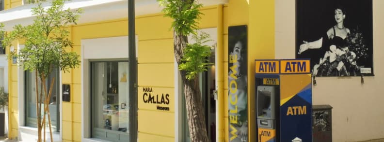 Muzee din Atena muzeul Maria Callas muzica Fațada muzeului Maria Callas din Atena, cu intrare modernă, panouri galbene și afișe dedicate celebrei soprane.