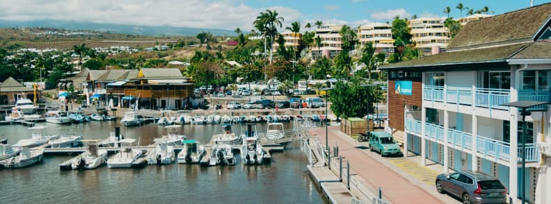Unde să stai în La Reunion Marina din Saint-Gilles-les-Bains pe coasta de vest Reunion cu bărci, hoteluri și zonă de promenadă aproape de plajă
