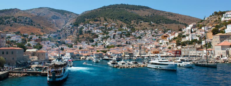 Port aglomerat pe o insulă saronică cu bărci și case pe deal, parte dintr-o excursie de o zi Hydra Poros Egina din Atena
