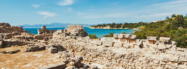 Ruinele templului Apollo din Egina Grecia cu vedere spre mare, parte dintr-o excursie de o zi din Atena