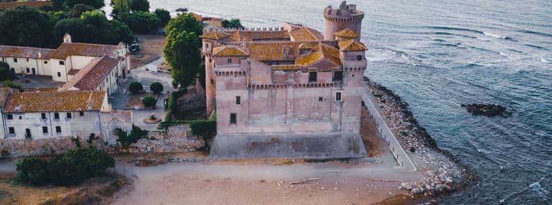 Vedere aeriană asupra Castelului Santa Severa, construit pe țărmul Mării Tireniene, lângă plaja de pe coasta Lazio