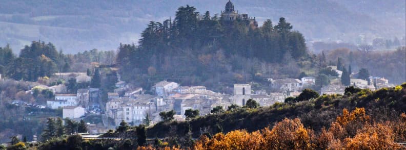 Forcalquier Provence Toamna Sat Provencal Panorama Forcalquier toamna, cu centrul istoric al satului provensal, dealuri împădurite și vegetație arămie în Haute-Provence.