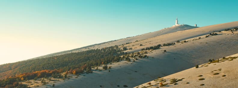 Mont Ventoux Toamna Provence Culori de Toamna Mont Ventoux toamna, cu vârful și turnul de observație deasupra versanților golași, pădurilor și vegetației în culori de sezon din Provence.