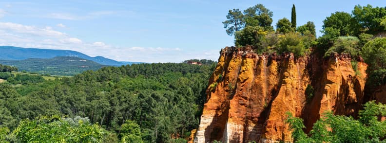 Roussillon Provence Toamna Stanci Ocru Luberon Stâncile de ocru din Roussillon, în Luberon, cu formațiuni portocalii și roșiatice înconjurate de pădure verde și dealurile Provence.
